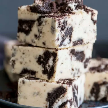Cozy Oreo Fudge dessert with chocolate and Oreo cookies