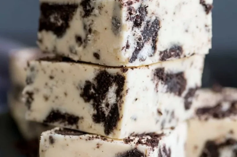 Cozy Oreo Fudge dessert with chocolate and Oreo cookies