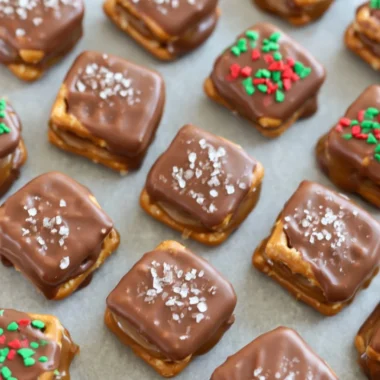 Irresistible salted caramel chocolate pretzels for Christmas parties